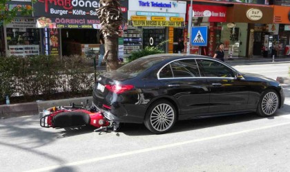 Yaya geçidini görünce kendini kilitleyen lüks otomobilin altına girdi