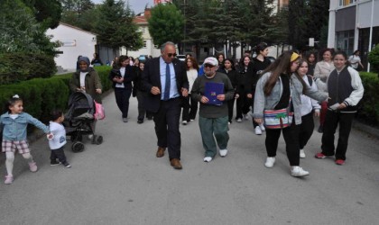 Yeni çıraklar yetiştirmek için 77 yaşında tekrar öğrenci oldu