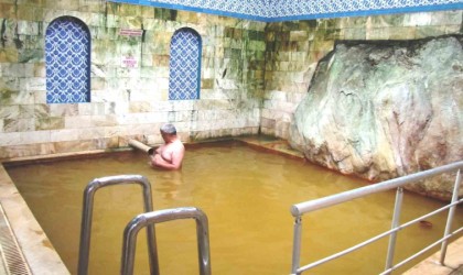 Yeniceköy şifa hamamı havuzuna doğal güzellik katan devasa kaya