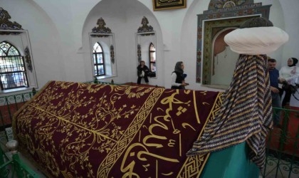 Yıldırım Bayezid Türbesinin yenilenen puşide örtüsü yerine serildi