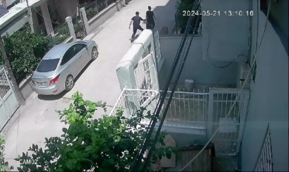 Yolda yürüyen kadın kapkaça uğradı o anlar kameralara yansıdı