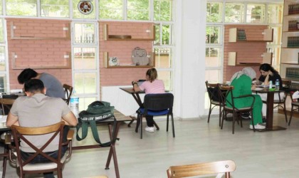 Yunusemrede kitapseverler kütüphanelerden faydalanıyor