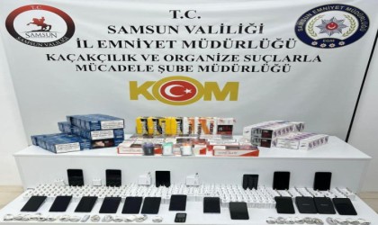 19 adet gümrük kaçağı cep telefonu ve çok sayıda aksesuar ele geçirildi
