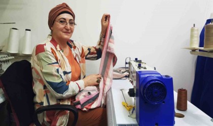 43 yıldır elbise dikerek 4 çocuğunu okutup meslek sahibi yaptı