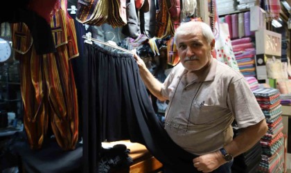 61 yıllık terzi ürettiği şalvarla mesleğini yaşatıyor