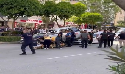 Adanada kamyonet polis aracının üzerine uçtu: 2 yaralı