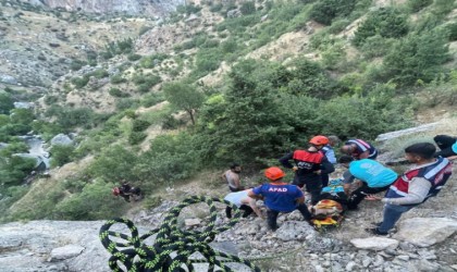 Adıyamanda 200 metre yüksekliğindeki uçurumda nefes kesen kurtarma operasyonu