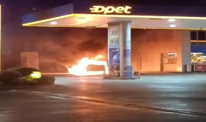 Akaryakıt istasyonunda araç alev alev yandı
