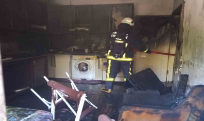 Alanyada 7 katlı binanın zemininde çıkan yangın evi kül etti