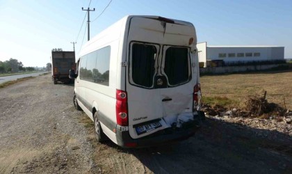 Antalyada tır ile otel servisi çarpıştı: 8 yaralı