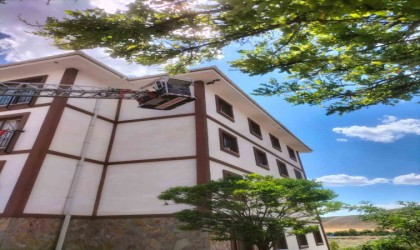 Apartmana sıkışan yavru kuş kurtarıldı