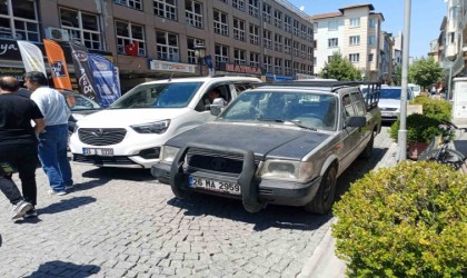 Ara sokakta yol ortasına bırakılan araç trafiği tıkadı