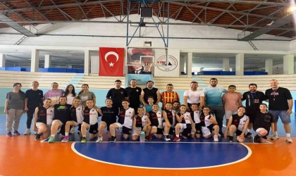 Babalar ve çocukları basketbol maçında karşı karşıya geldi