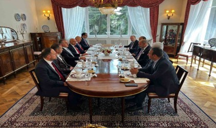 Bakan Bak ve TFF Başkanı Büyükekşi, Varşova Büyükelçiliğinde ağırlandı