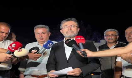 Bakan Yumaklı: “İzmir Menderesteki çıkan yangın hobi bahçesinden çıktı”