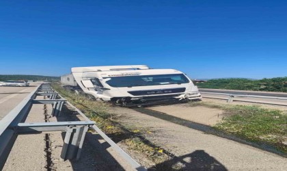 Bariyeri kırıp su kanalına giren tırın sürücüsü yaralandı