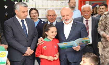 Başkan Çolakbayrakdar, karne sevinci yaşayan öğrencileri tebrik etti