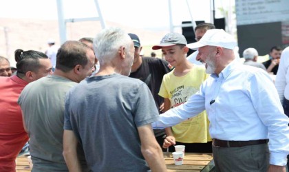 Başkan Çolakbayrakdar, kurban yerinde vatandaşlarla bayramlaştı