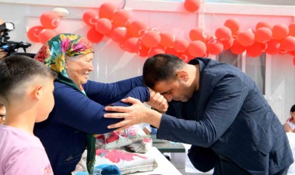 Başkan Özay, konteyner kentteki çocukları bayram öncesi unutmadı