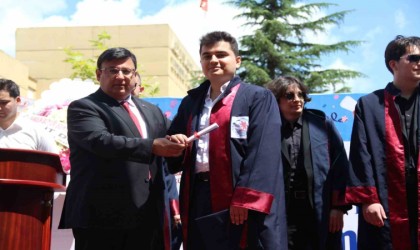 Başsavcı, hukuk fakültesinden mezun olan oğluna diplomasını kendisi teslim etti