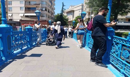 Bayram tatilini fırsat bilen vatandaşlar çarşıya akın etti