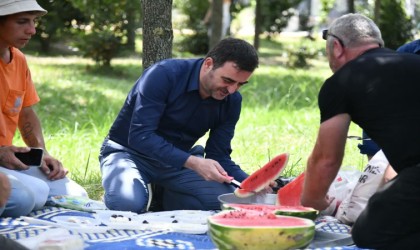 Belediye işçilerine karpuz ikramı