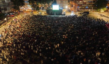 Binlerce kişi tek yürek olup maçı dev ekranda izledi