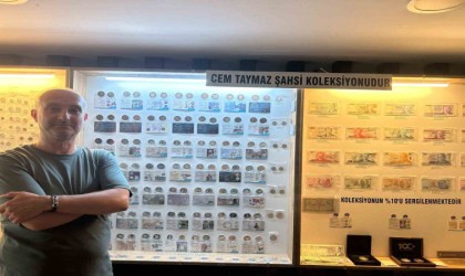 Biriktirdiği paraları cam bölmede sergiliyor