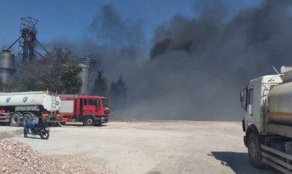 Bursada geri dönüşüm deposunda büyük yangın