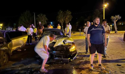 Bursada iki otomobil kafa kafaya çarpıştı: 3 yaralı