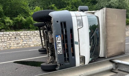 Bursada kamyonet devrildi : 3 yaralı