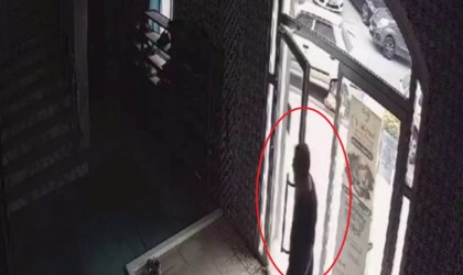 Camiye girdi, terlikleri çalarak kayıplara karıştı