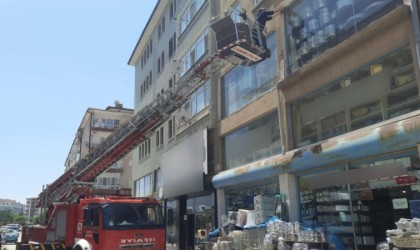 Çankırıda ayağı ipe takılan serçe kurtarıldı