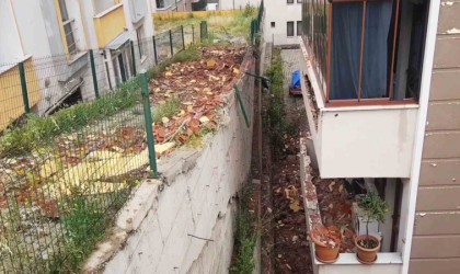 Çatı katının yıkılan duvarı 3 daireye zarar verdi