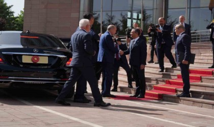 Cumhurbaşkanı Recep Tayyip Erdoğan, CHP Genel Başkanı Özgür Özel ile görüşmek için CHP Genel Merkez binasına geldi.