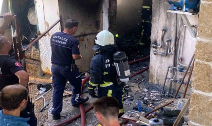 Depoda çıkan yangın eve sıçrar sıçramaz söndürüldü