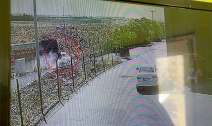 Diyarbakırda hemzemin geçitten geçen hafif ticari araca yük treni çarptı: 2 yaralı