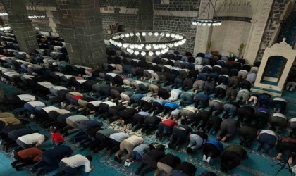 Diyarbakırın 5. Harem-i Şerifinde bayram namazı kılındı