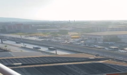 Düğün konvoyu yolu trafiğe kapattı, yüzlerce metre araç kuyruğu oluştu