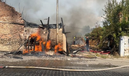 Efelerde çıkan yangında 2si metruk 3 ev zarar gördü