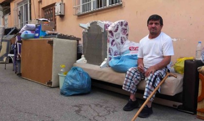 Engelli aile kira yüzünden sokağa atıldı