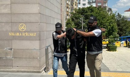 Eskişehire 1 kilo uyuşturucu sokamaya çalışan şüpheli 3 araca çarptıktan sonra yakalandı