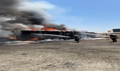 Gaziantepte lastik yüklü tır alev alev yandı