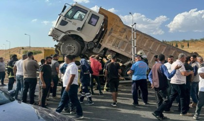 Gaziantepte tır ve kamyon çarpıştı: 1 ölü, 2 yaralı