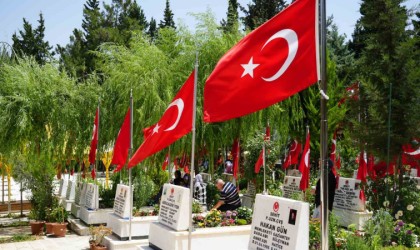 Gaziantepteki mezarlıklar ve şehitliklerde Arefe yoğunluğu