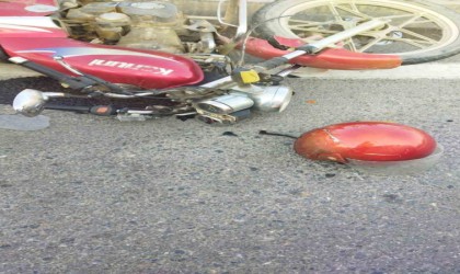 Gazipaşada motosiklet sürücüsünün hayatını kask kurtardı