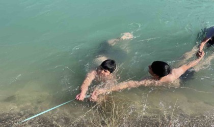 Gençlerden kanalda boğulmaya karşı Adana usulü güvenlik önlemi