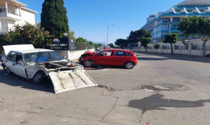 İki otomobil kafa kafaya çarpıştı: 2 yaralı