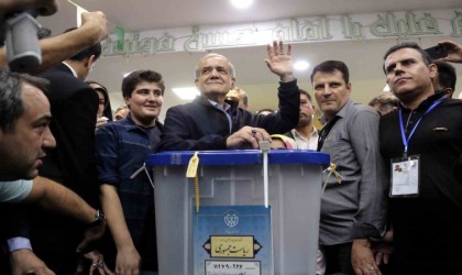 İranda cumhurbaşkanlığı yarışını reformist aday Pezeşkiyan önde götürüyor