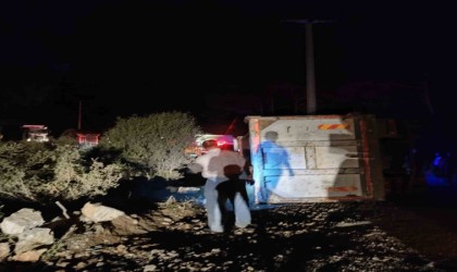 İzmirde devrilen kamyonun sürücüsü hayatını kaybetti